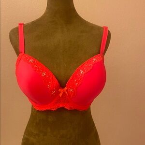 VICTORIAS’S SECRET Elegant Lace Trimmed Bra in Vibrant Red